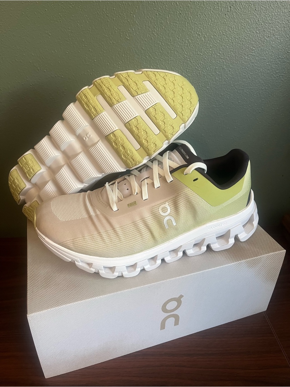 On Cloudflow 4 Women’s Running Shoes Zest/Frost Size 8.5 New in Box